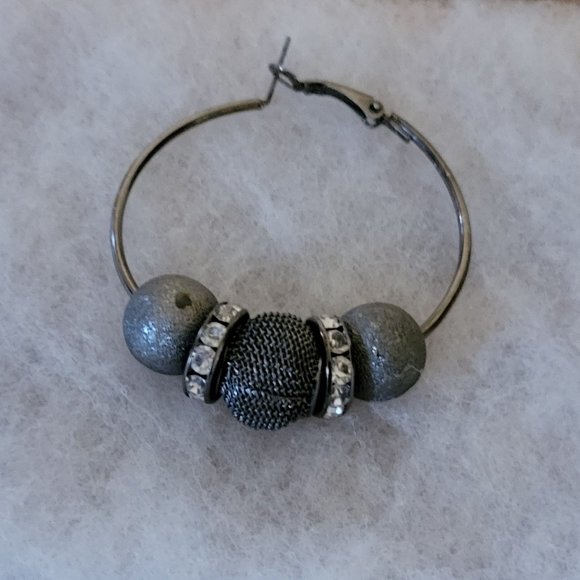 Hypoallergenic bling silver pendant circle with 3 steel balls hoop earrings. - Picture 4 of 4